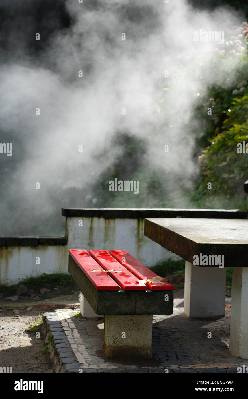 Vulkanische Dampf steigt hinter einem Picknick-Tisch in Caldeiras da Ribeira Grande. Insel Sao Miguel, Azoren, Portugal. Stockfoto