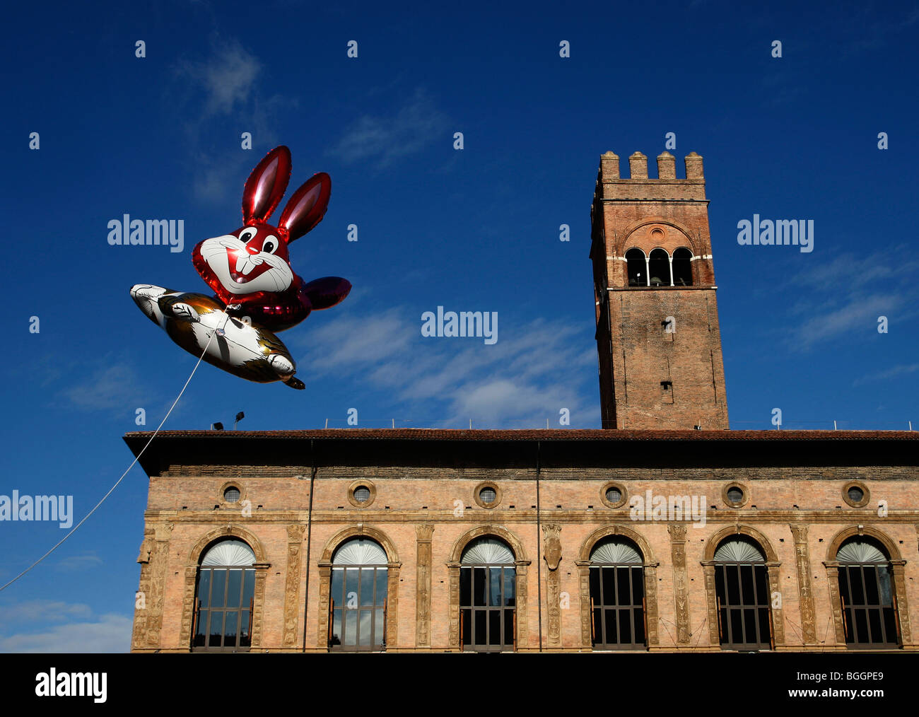 Ballons von Cartoon Kaninchen fliegen vor Palzzo re Enzo am Hauptplatz Piazza Maggiore in Bologna Emilia Romagna Italien Stockfoto