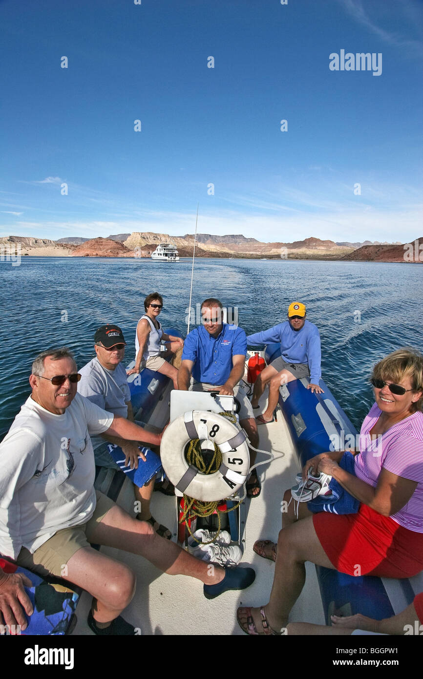 Besucher, die Rückkehr von Ufer Reise nach Safari Quest Kreuzfahrt Schiff, Meer von Cortez, Baja California, Mexiko. Stockfoto