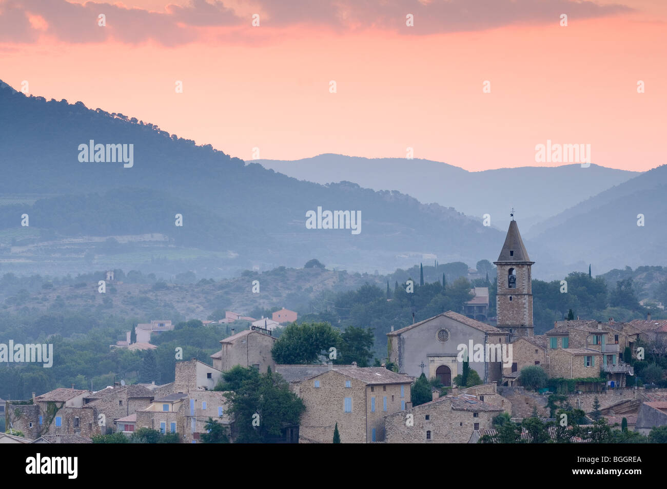 Blick auf das Dorf in der Morgendämmerung, Mirabel Aux Baronnies, Provence, Frankreich, Europa Stockfoto
