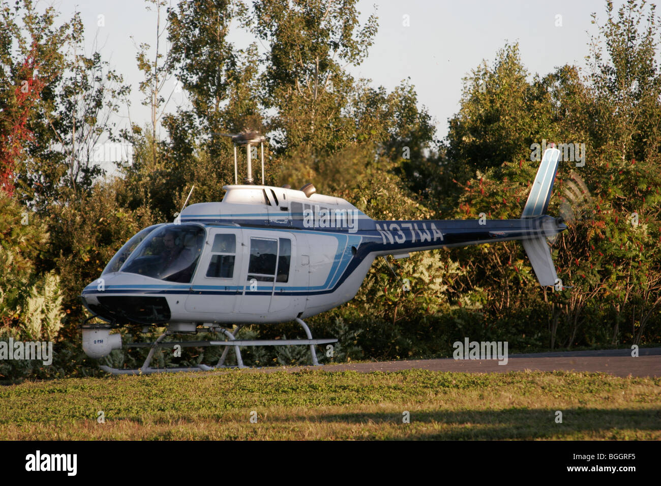 Ein 206B Bell JetRanger III mit Luftbildkamera unter dem Kinn Stockfoto