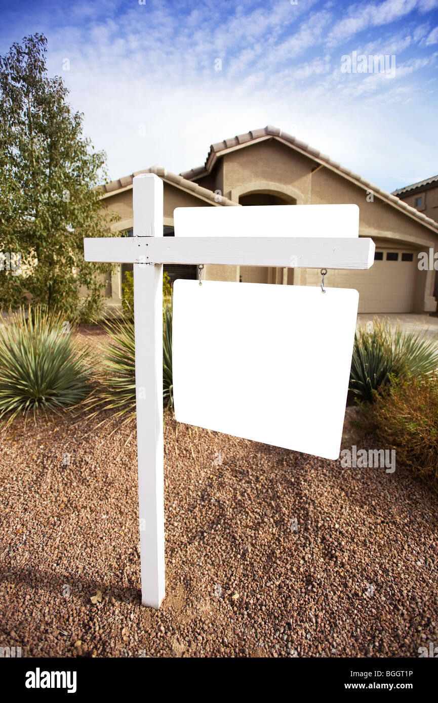 Ein Haus zum Verkauf hat eine für Verkauf Zeichen dafür, dass für textfreiraum leer. Stockfoto