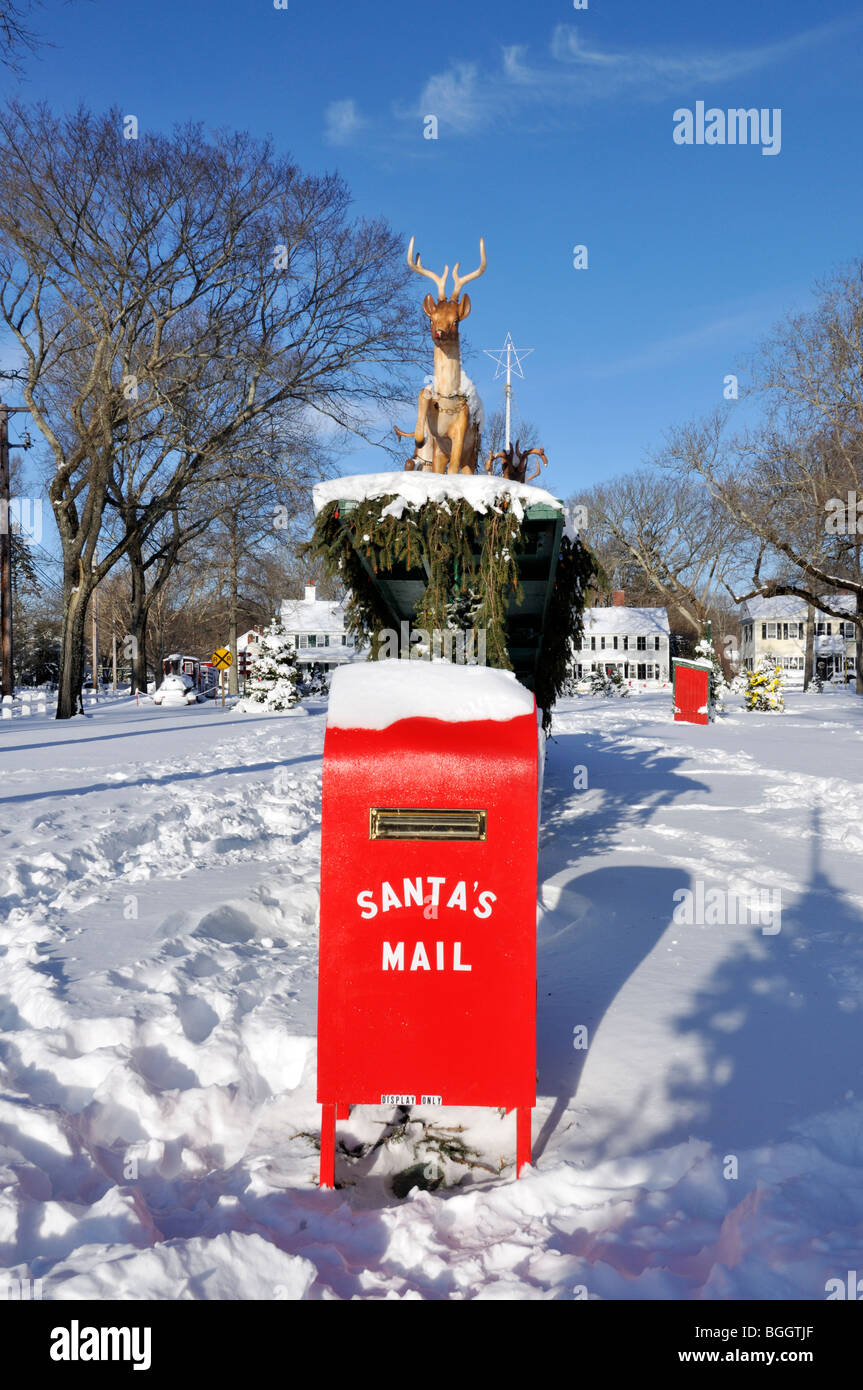 Santas Mail mit Rentier außerhalb mit Schnee Stockfoto