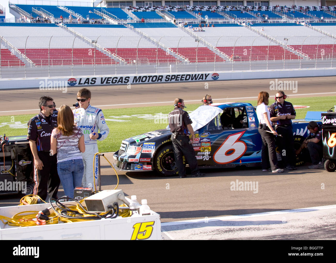 Colin Braun plaudert mit Freundin Melissa Fields und Teamkollege Stockfoto