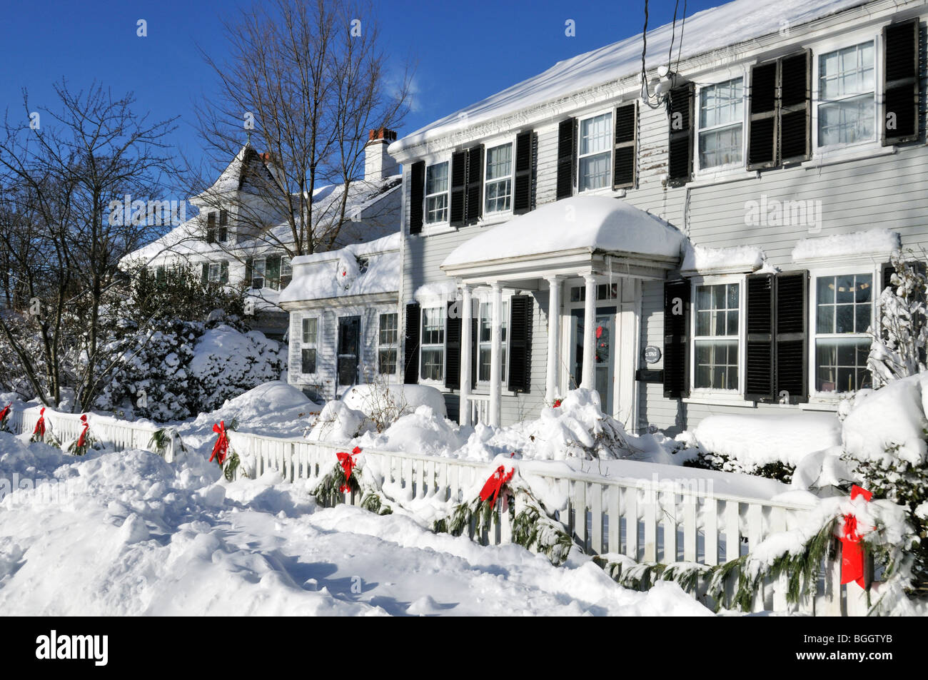 Schneebedeckte New England Haus zu Weihnachten in Falmouth, Cape Cod