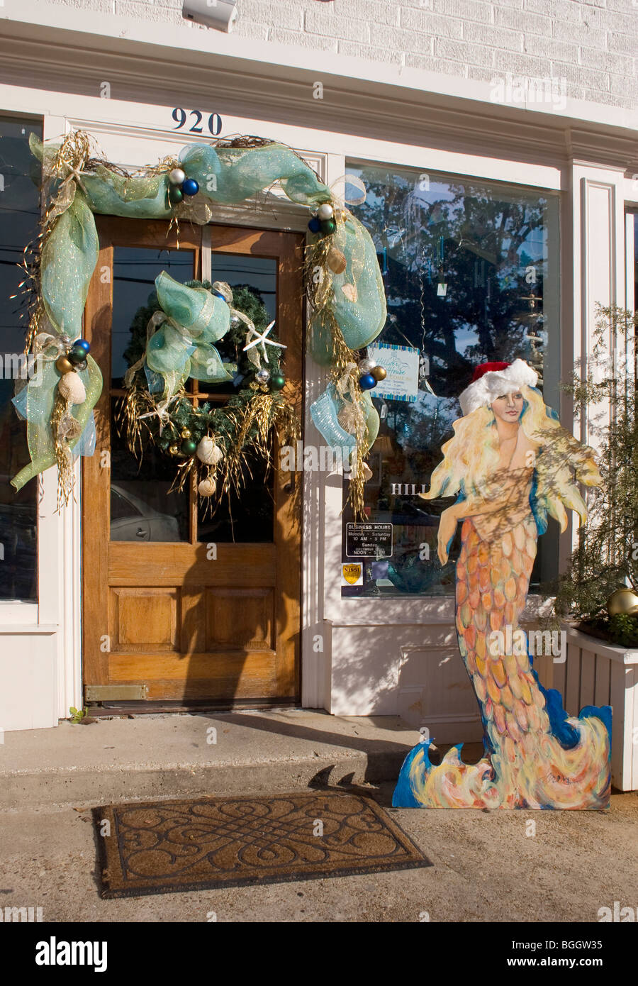 Eingang zum Geschenke-Shop mit einer nautischen Weihnachtsthema in Ocean Springs MS USA verziert. Stockfoto
