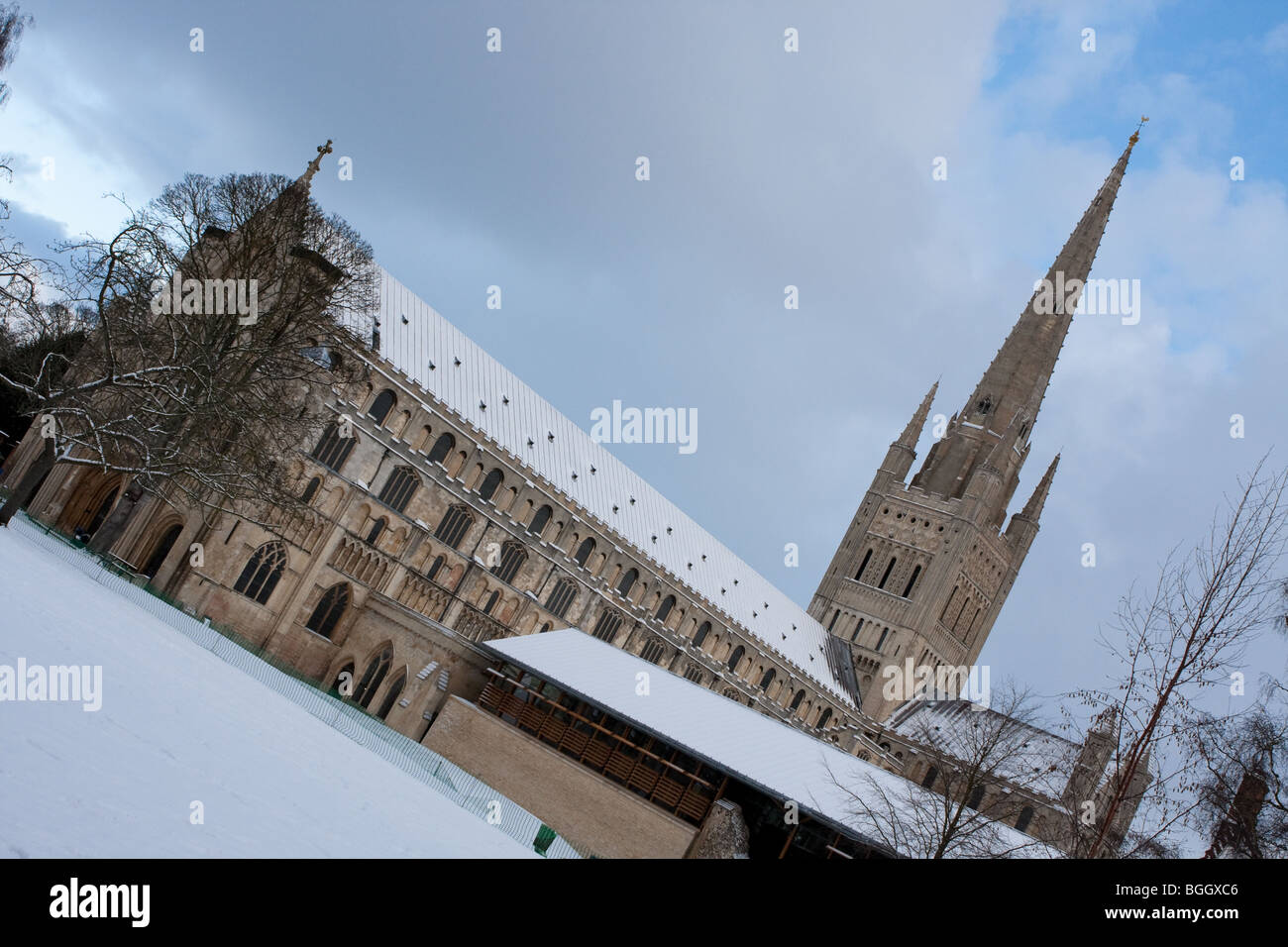 Norwich Cathedral in Norfolk nach dem Eintrag UK Schneefall von Anfang Januar 2010. Stockfoto