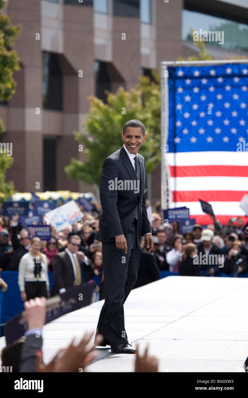 Präsidentschafts Kandidat Barack Obama lächelt frühzeitige Abstimmung für ändern Presidential Rallye in Halifax Mall, Regierungskomplex Stockfoto