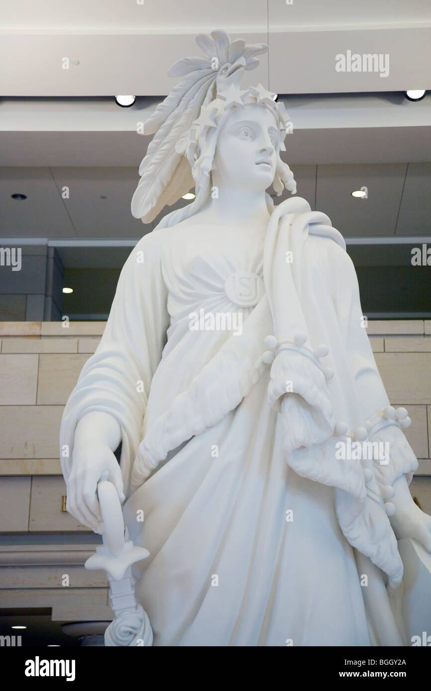Studenten besuchen US Capitol schauen hinunter auf Statue in Form von Statue of Freedom auf das US Capitol Visitors Center, Washington, DC Stockfoto