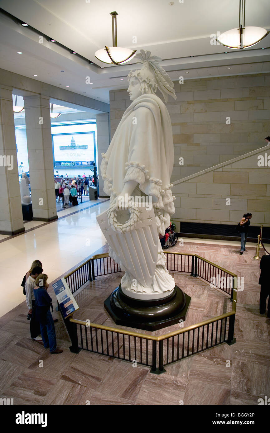 Leute betrachten Statue of Freedom in the U.S. Capitol Visitors Center, Washington, D.C. Stockfoto