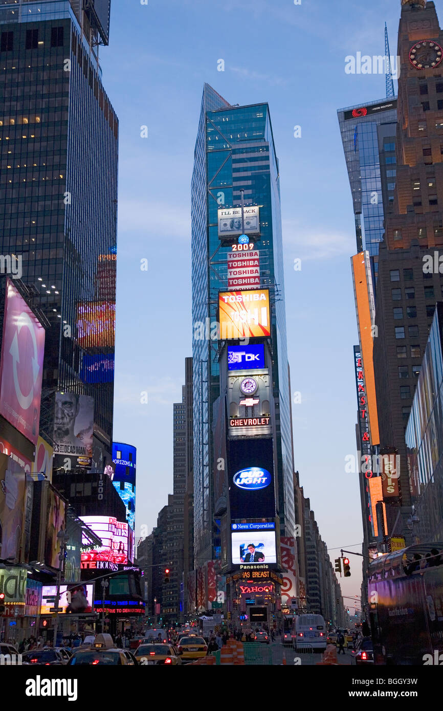 Die Lichter der Stadt in der Dämmerung sind am Times Square in Manhattan, New York City, New York gesehen. Stockfoto