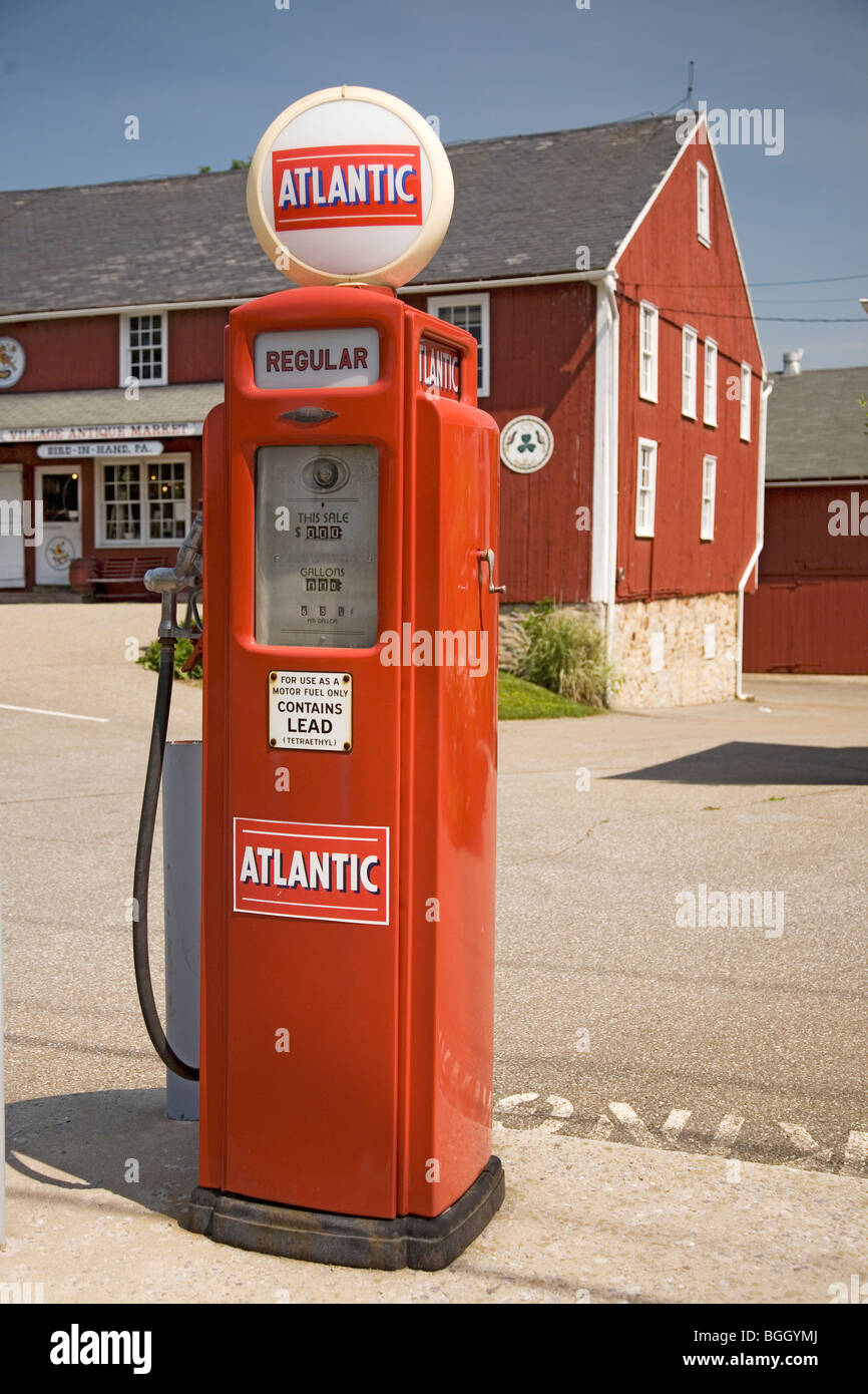 Antike rote Zapfsäule und rote Balken in Lancaster County, Pennsylvania Stockfoto