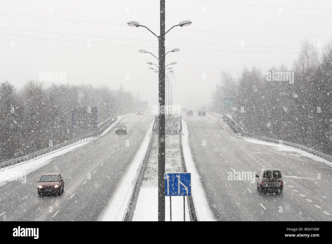 Schneefall auf der Autobahn Stockfoto