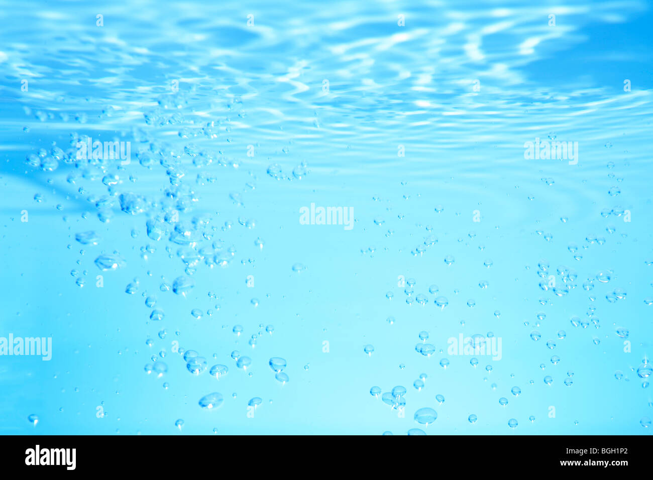 Luftblasen im Wasser in der Nähe von blauen Hintergrund Stockfoto