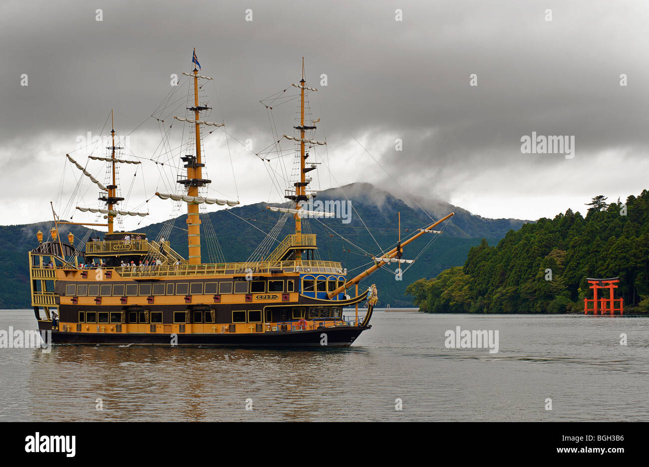 Sightseeing-Boot auf See Ashi Hakone Kanagawa, Japan Stockfoto