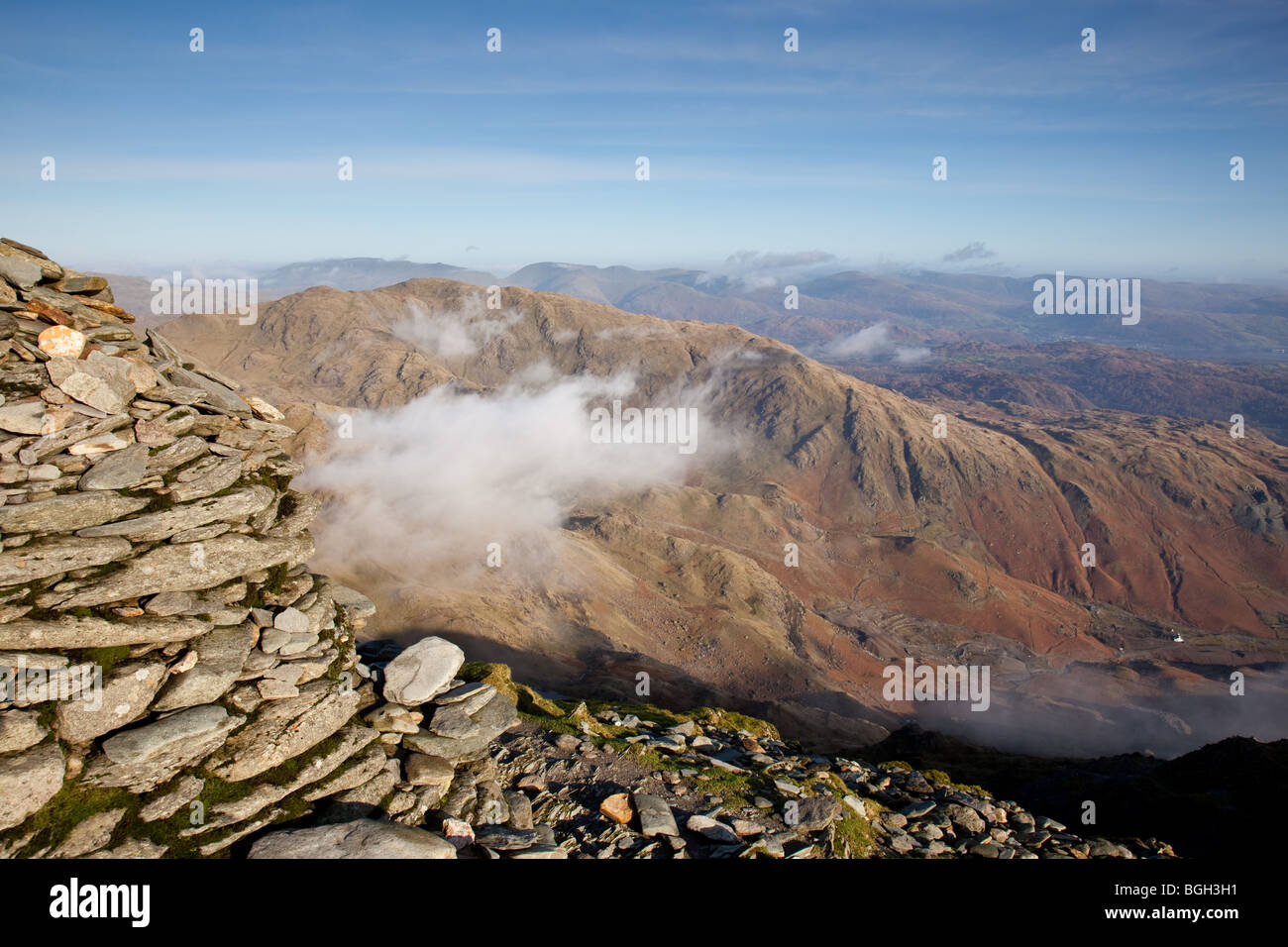 Niedrige Wolke zwischen den Greis Coniston und Wetherlam, Lake District, Cumbria Stockfoto