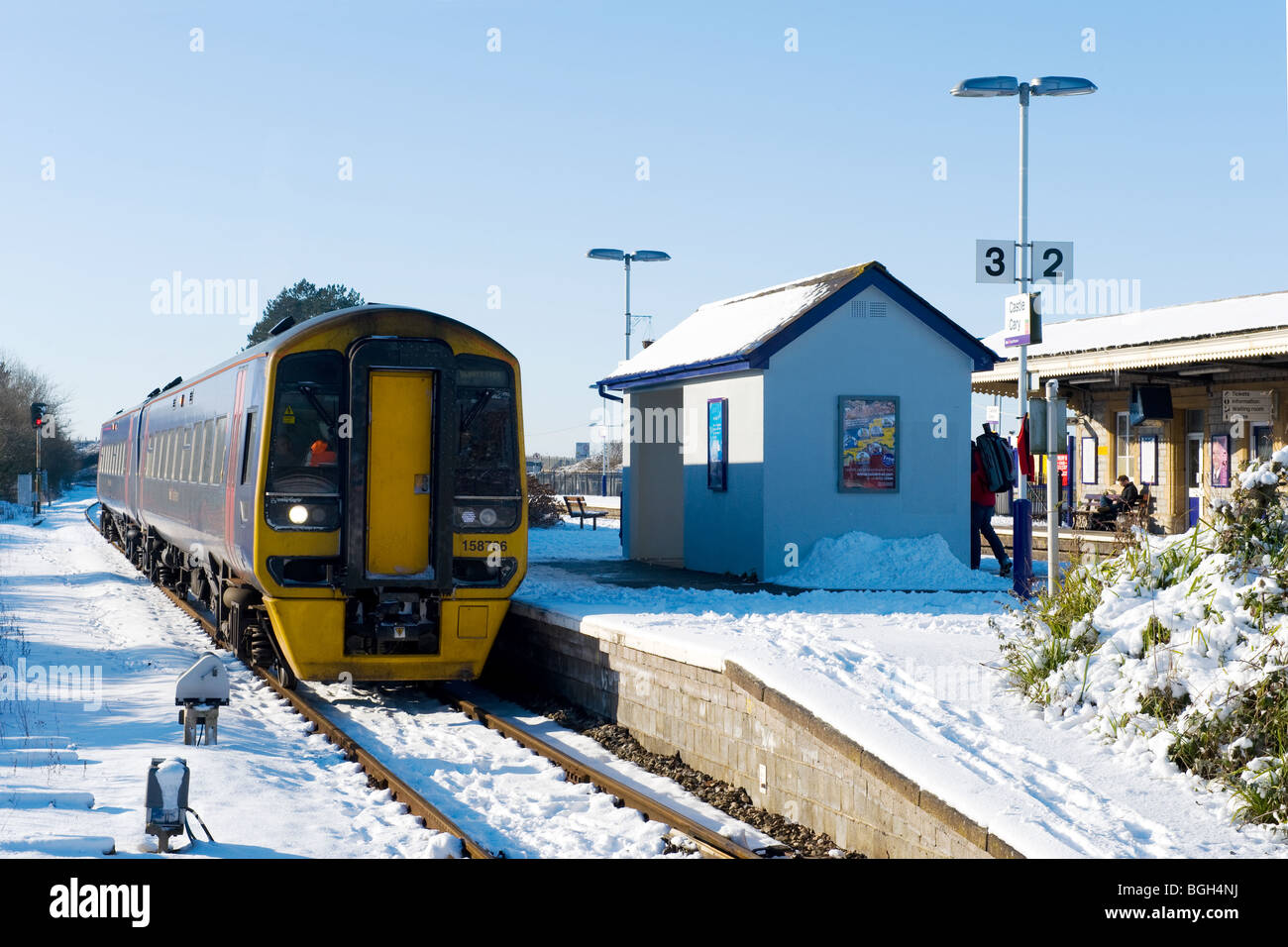 Nahverkehrszug im Schnee in Castle Cary Bahn Staion, Somerset, England Stockfoto