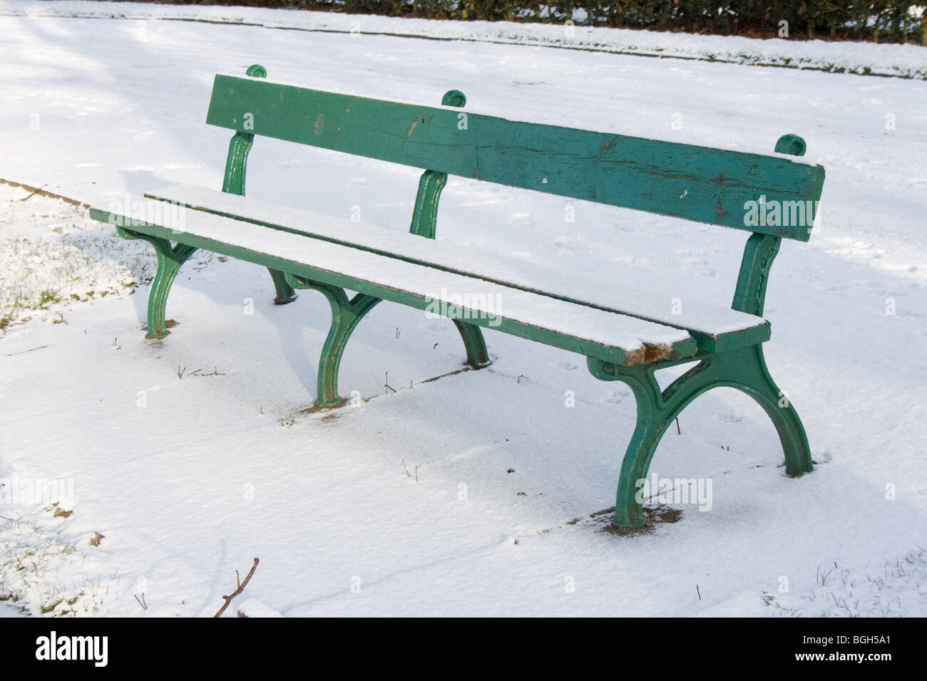 Viktorianische Parkbank im winter Stockfoto