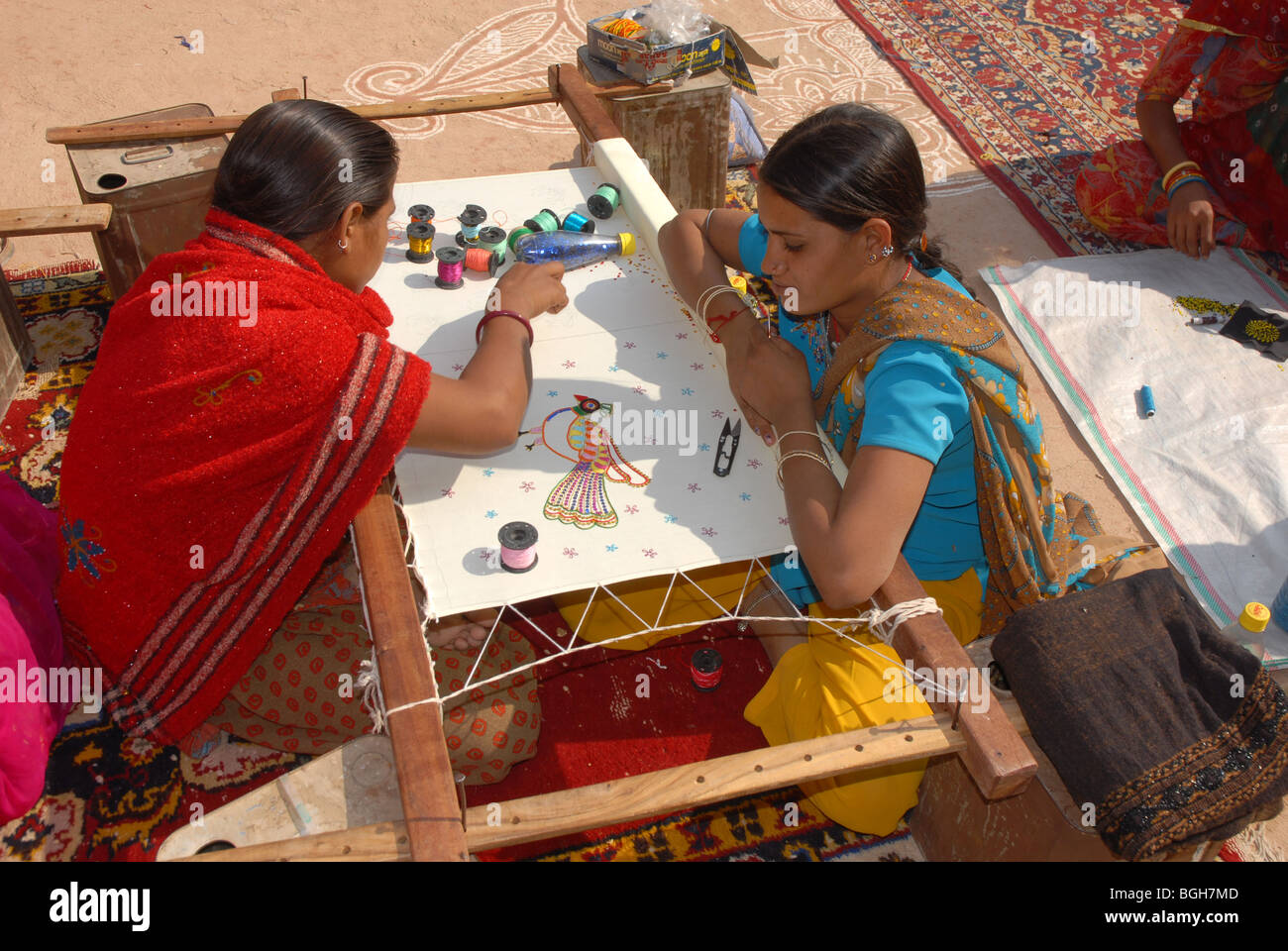 Rajasthani Frauen und Mädchen in ein kooperatives Arbeiten mit traditionellen Methoden und Handwerk. Stockfoto