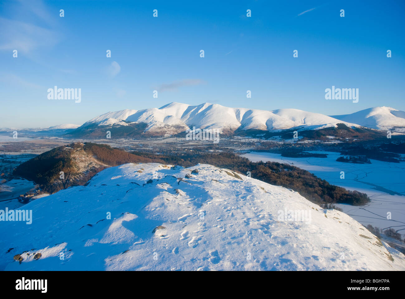 Die schneebedeckte Skiddaw-Massivs von Cat Glocken, Lake District, Cumbria betrachtet Stockfoto