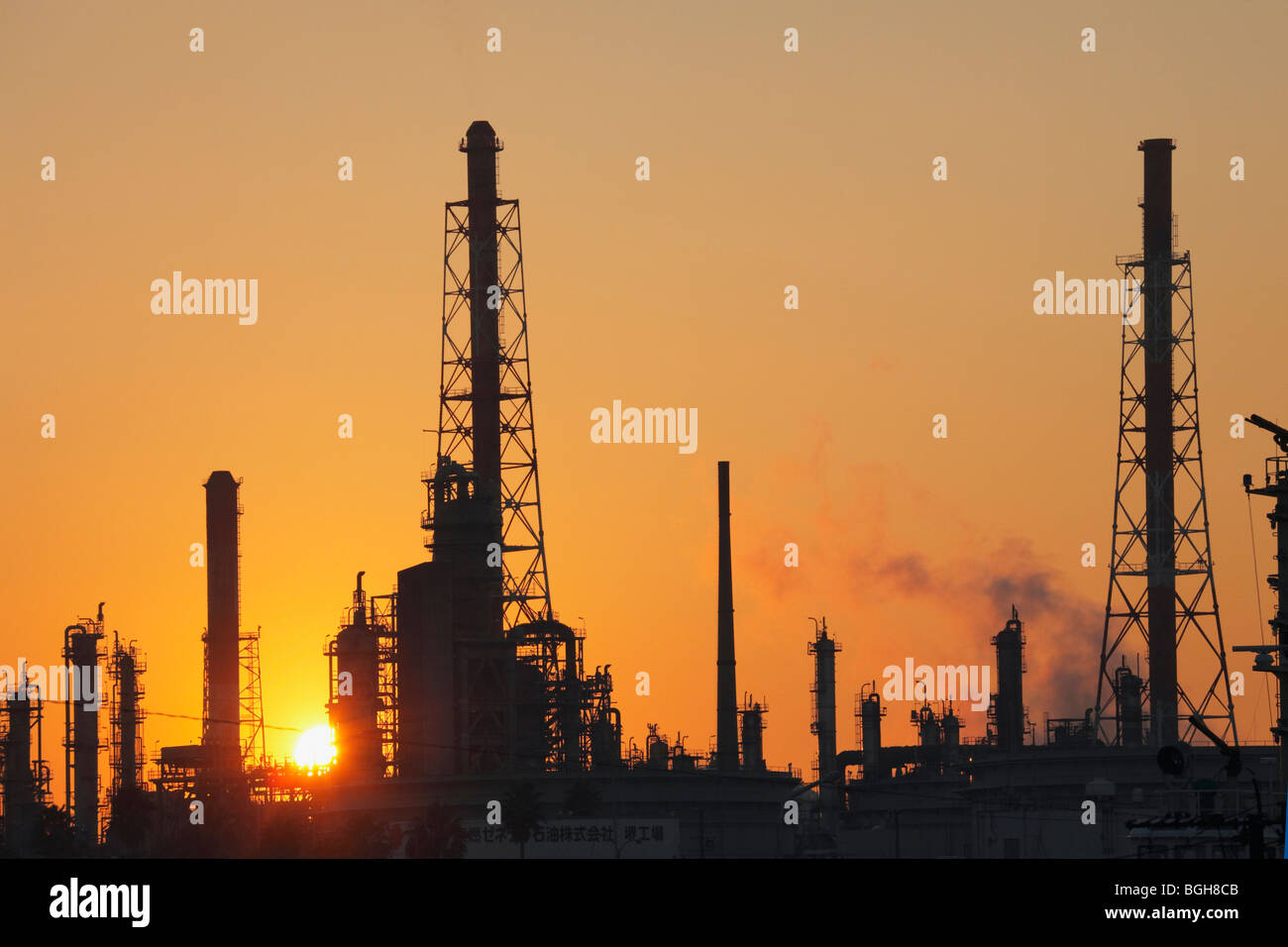 Öl industriellen Komplex in den Sonnenuntergang. Nishi-ku Sakai Osaka Japan Stockfoto