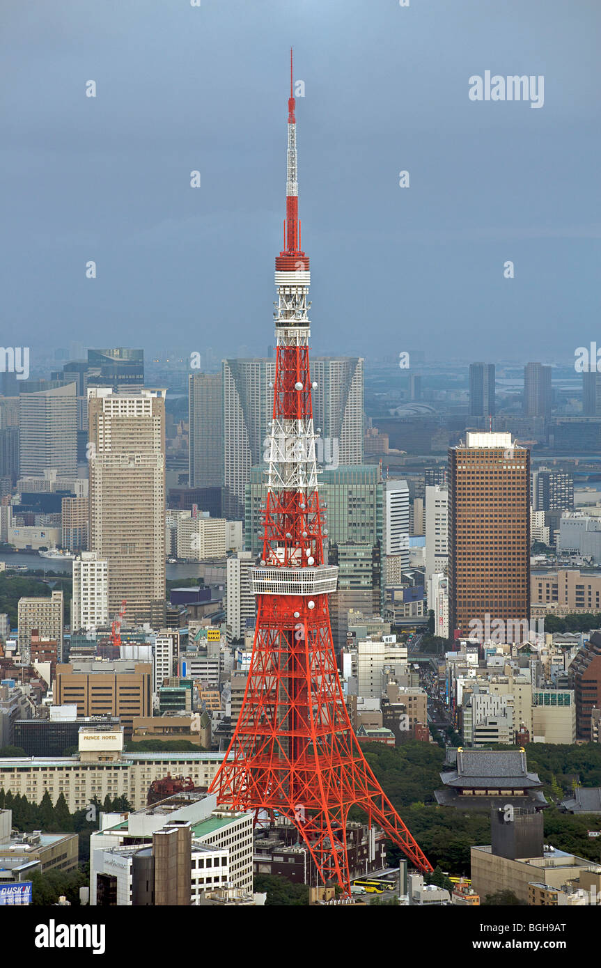 Virw von Tokio und Tokyo Tower aus der MORI ' Tower, Roppongi Hills, Japan Stockfoto