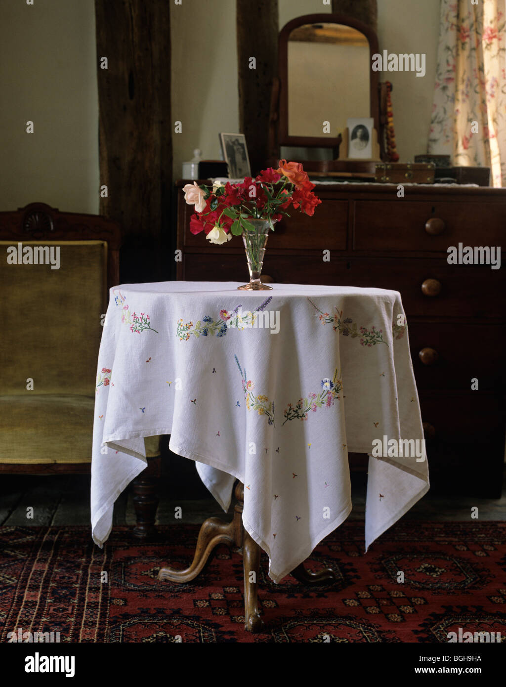 Kleiner runder Tisch mit gestickten viktorianischen Tischdecke Stockfoto