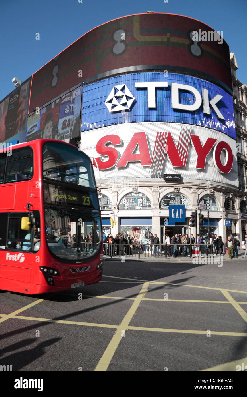 Einem roten Londoner Bus auf der Durchreise Piccadilly Circus, Zentral-London, UK. Stockfoto