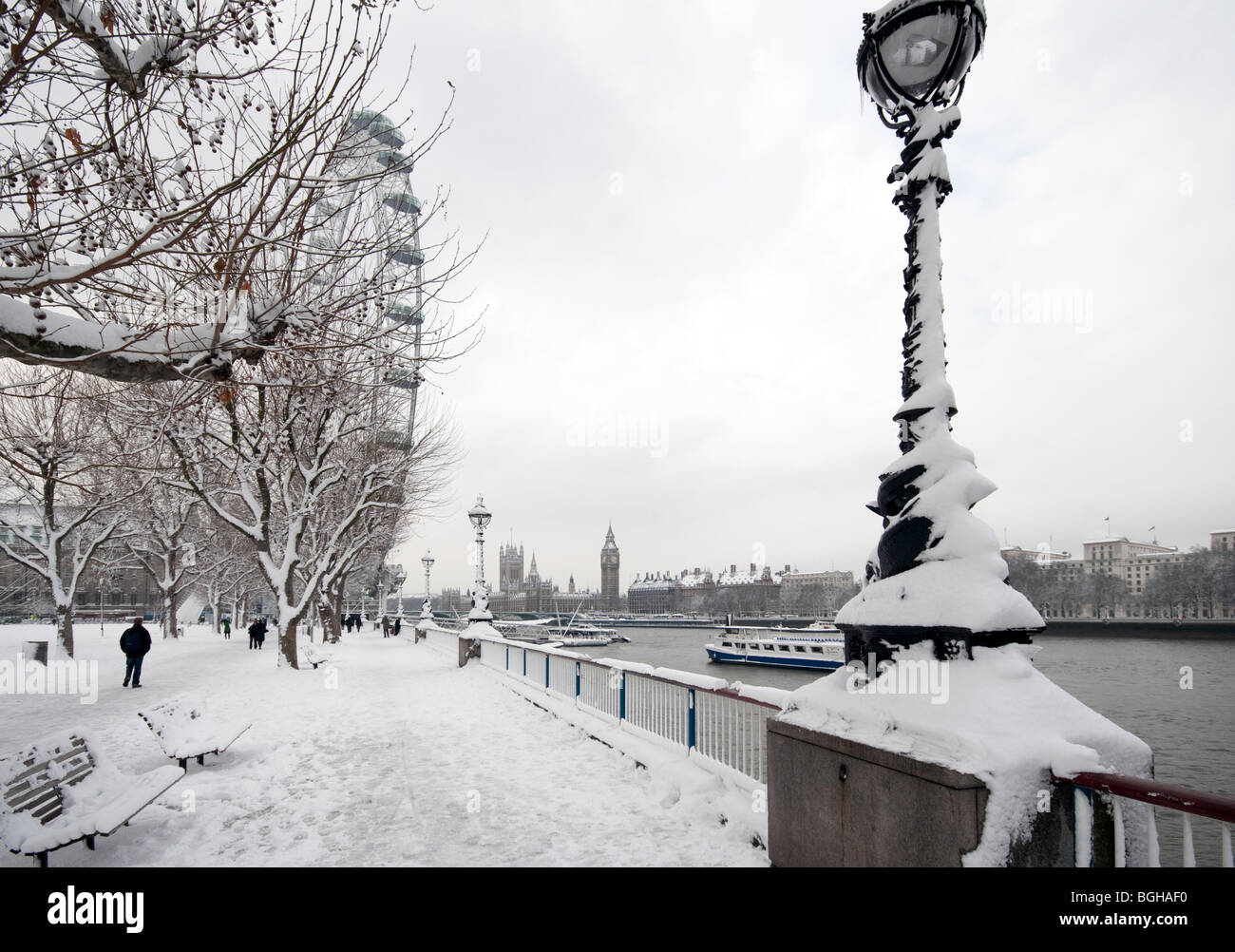 Das London Eye auf der South Bank im Schnee, Blick Richtung Houses of Parliament und Westminster Bridge Stockfoto