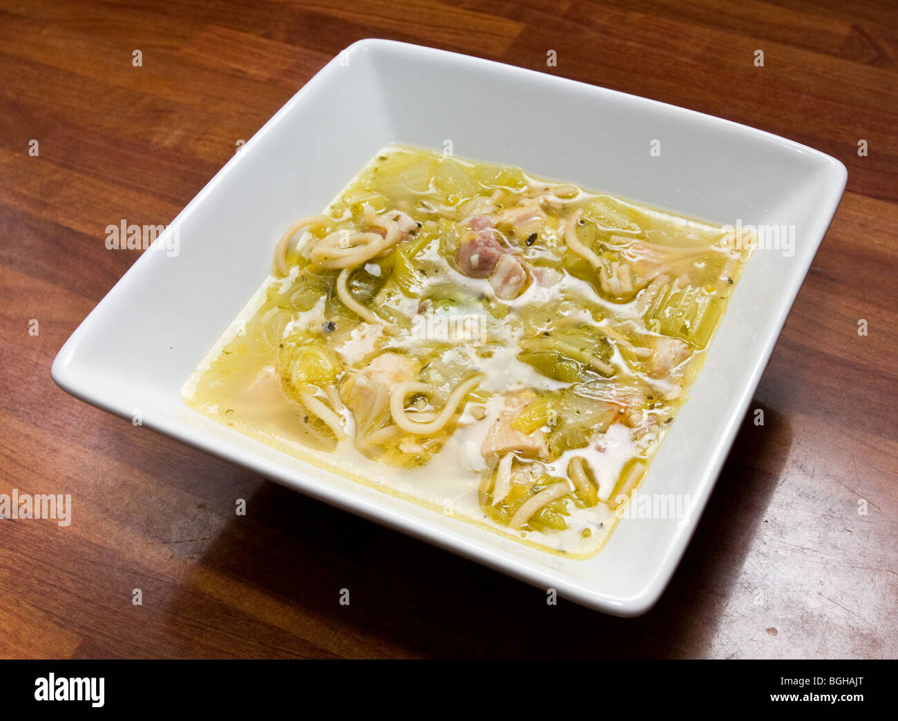 Herzhafte hausgemachte Suppe aus übrig gebliebenen Türkei, Schinken, Lauch, Nudeln und Erbsen gemacht. Stockfoto