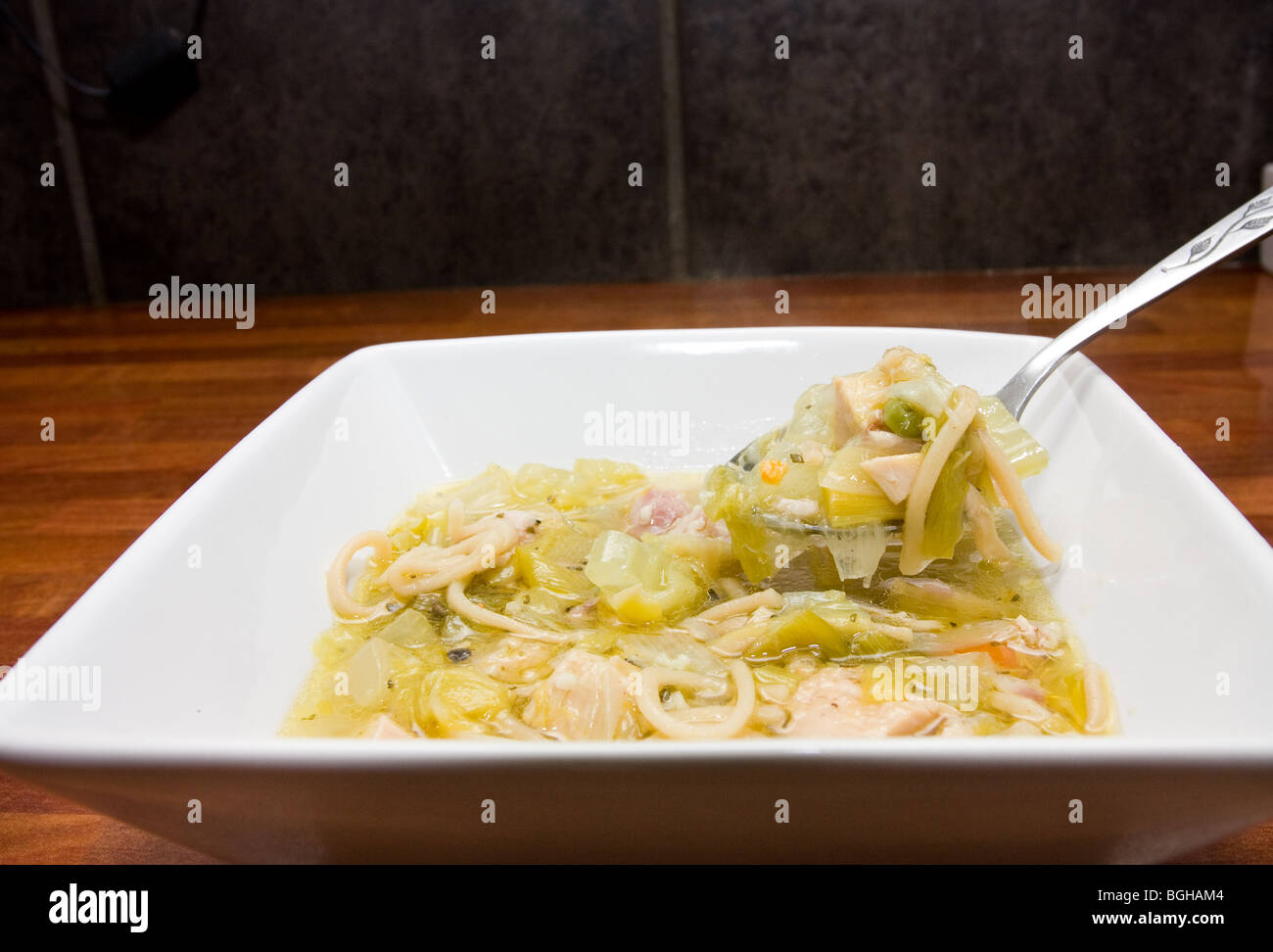 Herzhafte hausgemachte Suppe aus übrig gebliebenen Türkei, Schinken, Lauch, Nudeln und Erbsen gemacht. Stockfoto