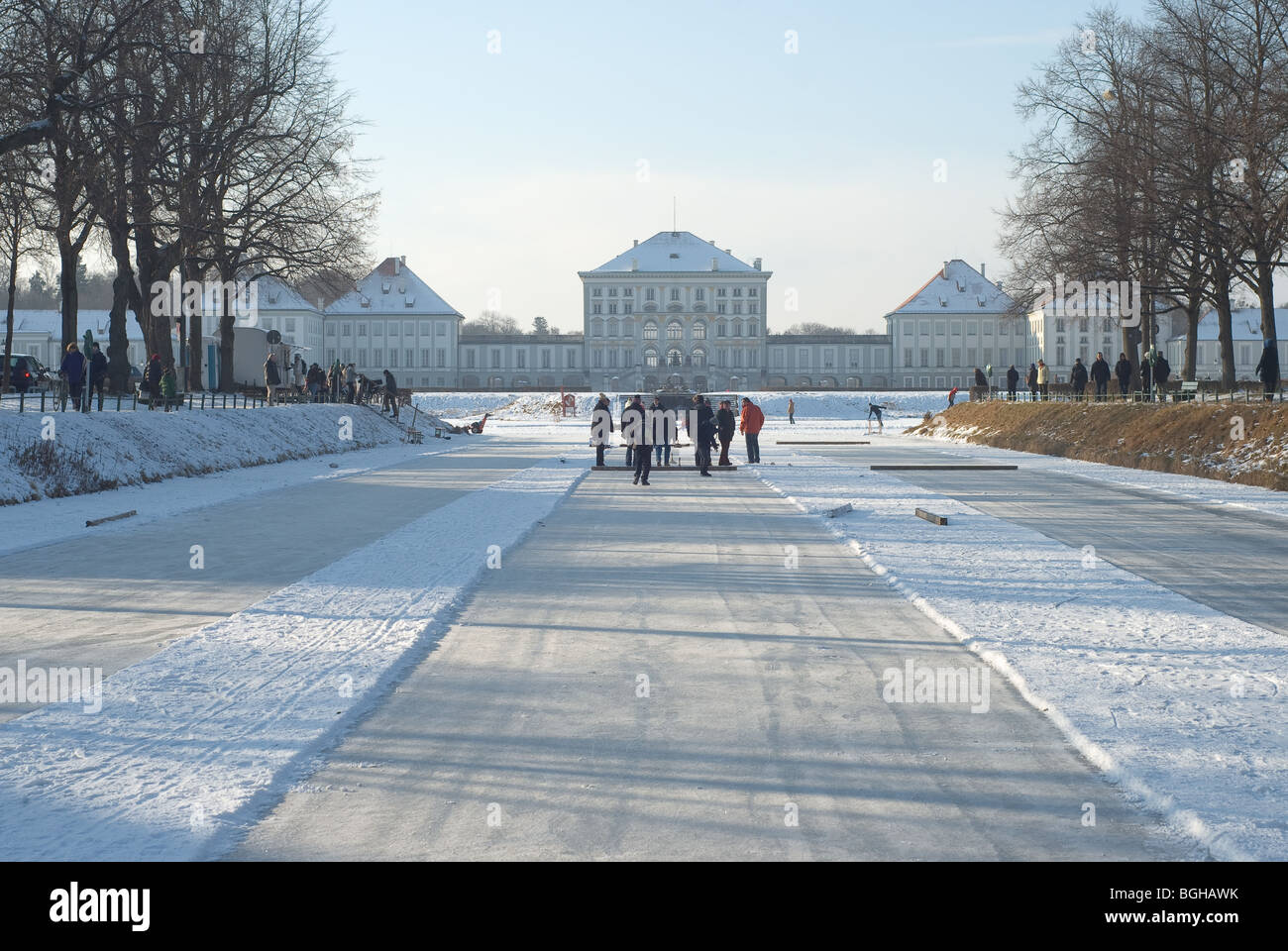 Wie weite Teile Europas von schweren kalten Winterwetter befasst ist, bringt Eis auf dem Kanal Nymphenburg Palast Curler (Deutsch) Stockfoto