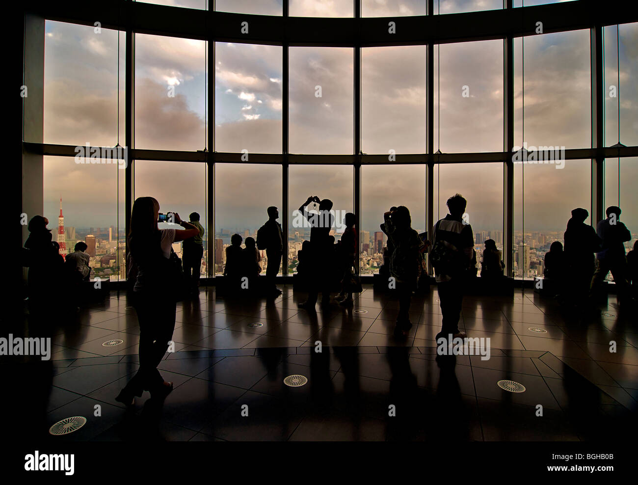 Roppongi Hills Mori Tower. Silhouetten von Menschen den Sonnenuntergang über Tokio, Japan Stockfoto