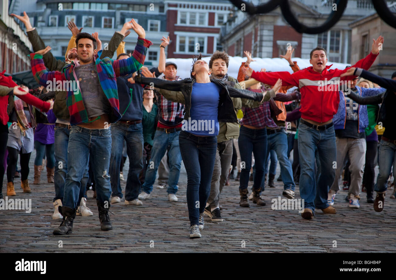 Flashmob "Flashmob" Flashmobbing "Flash-mobbing" Gruppentänze Stockfoto