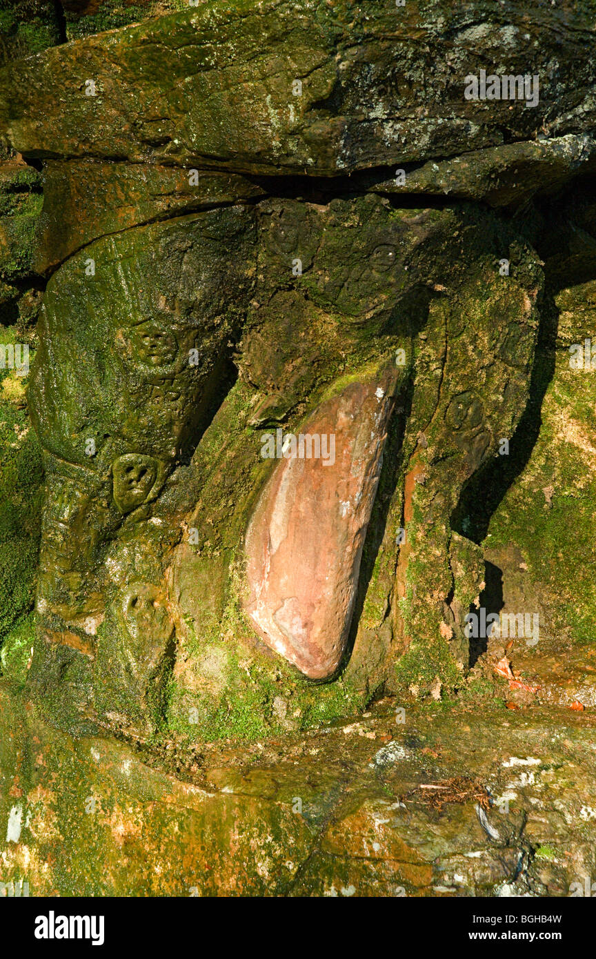 vor christlichen Schnitzereien auf Rockstarren Deusant Pen y Coedcae in der Nähe von Pontypridd South wales Täler Stockfoto