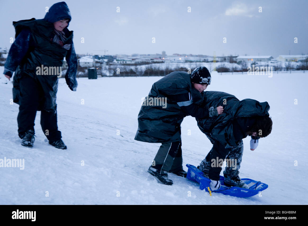 Drei jungen spielen im Schnee. Hafnarfjordur, größere Fläche, Island. Stockfoto
