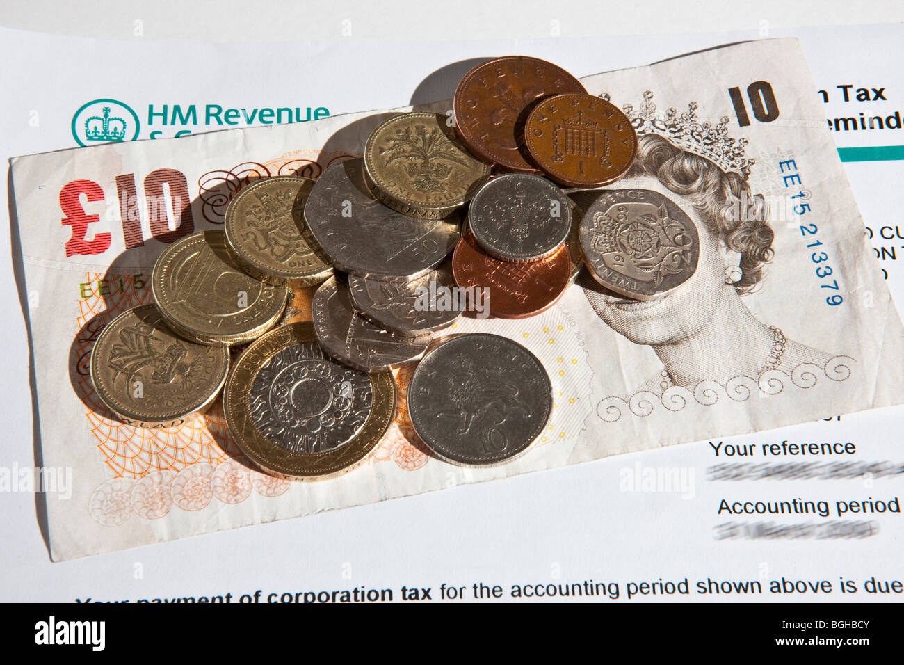 Geld angehäuft auf eine Steuerforderung von HM Revenue and Customs Stockfoto