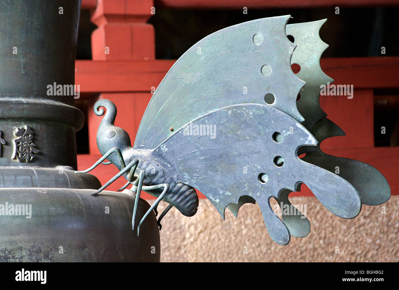 Skulptur eines Schmetterlings in Bronze, Seikoro Todaiji Tempel, Nara, Japan Stockfoto