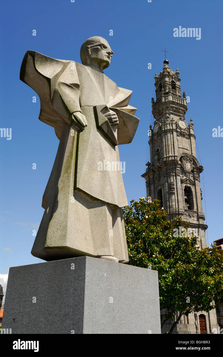 Porto. Portugal. Statue von Antonio Ferreira Gomes, Bischof von Porto (1952-1981) & der Torre Dos Clérigos. Stockfoto