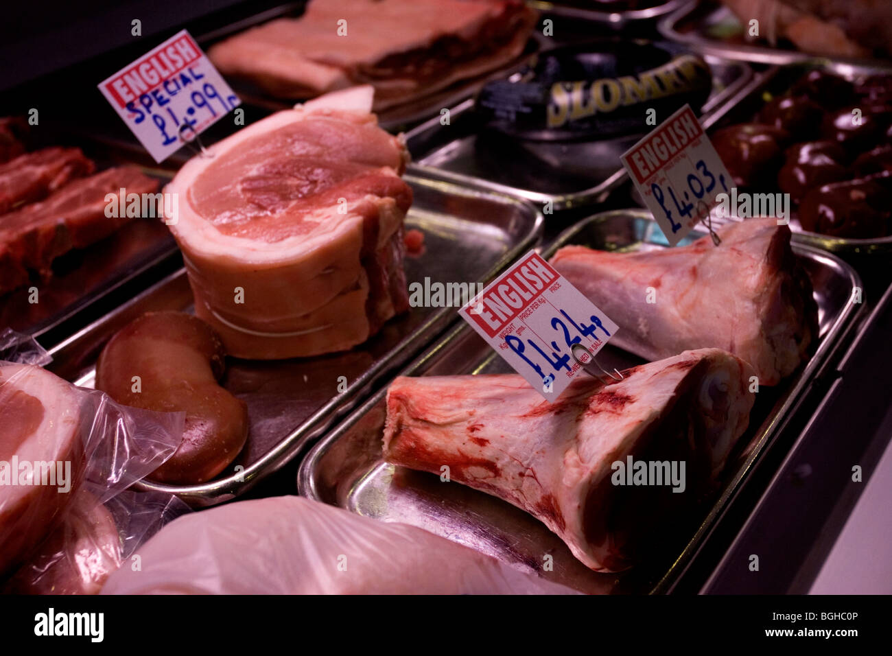 Fleisch im Ian und John Cuss Familie Metzger, Shoreham, East Sussex, UK-Fenster angezeigt. Stockfoto