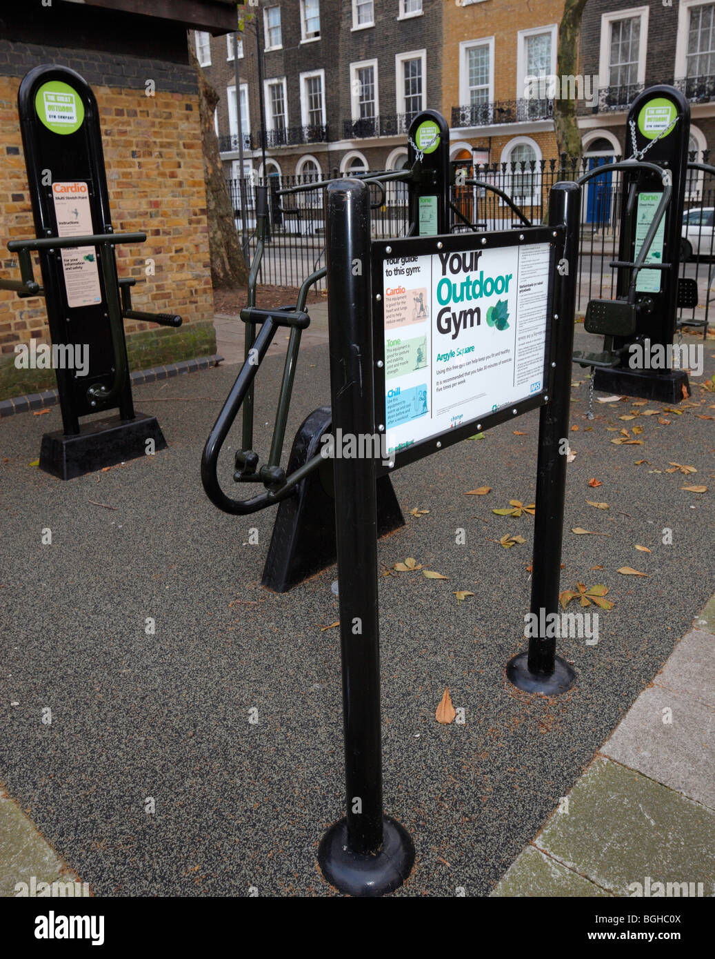 Ein Fitnessbereich im Freien. Argyle Square, Camden, London. Stockfoto Ein Fitnessbereich im Freien. Argyle Square, Camden, London. Stockfoto