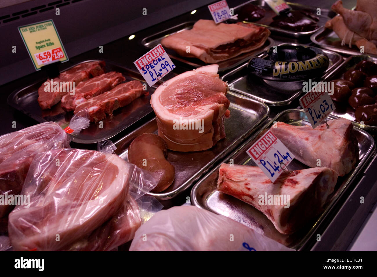 Fleisch im Ian und John Cuss Familie Metzger, Shoreham, East Sussex, UK-Fenster angezeigt. Stockfoto