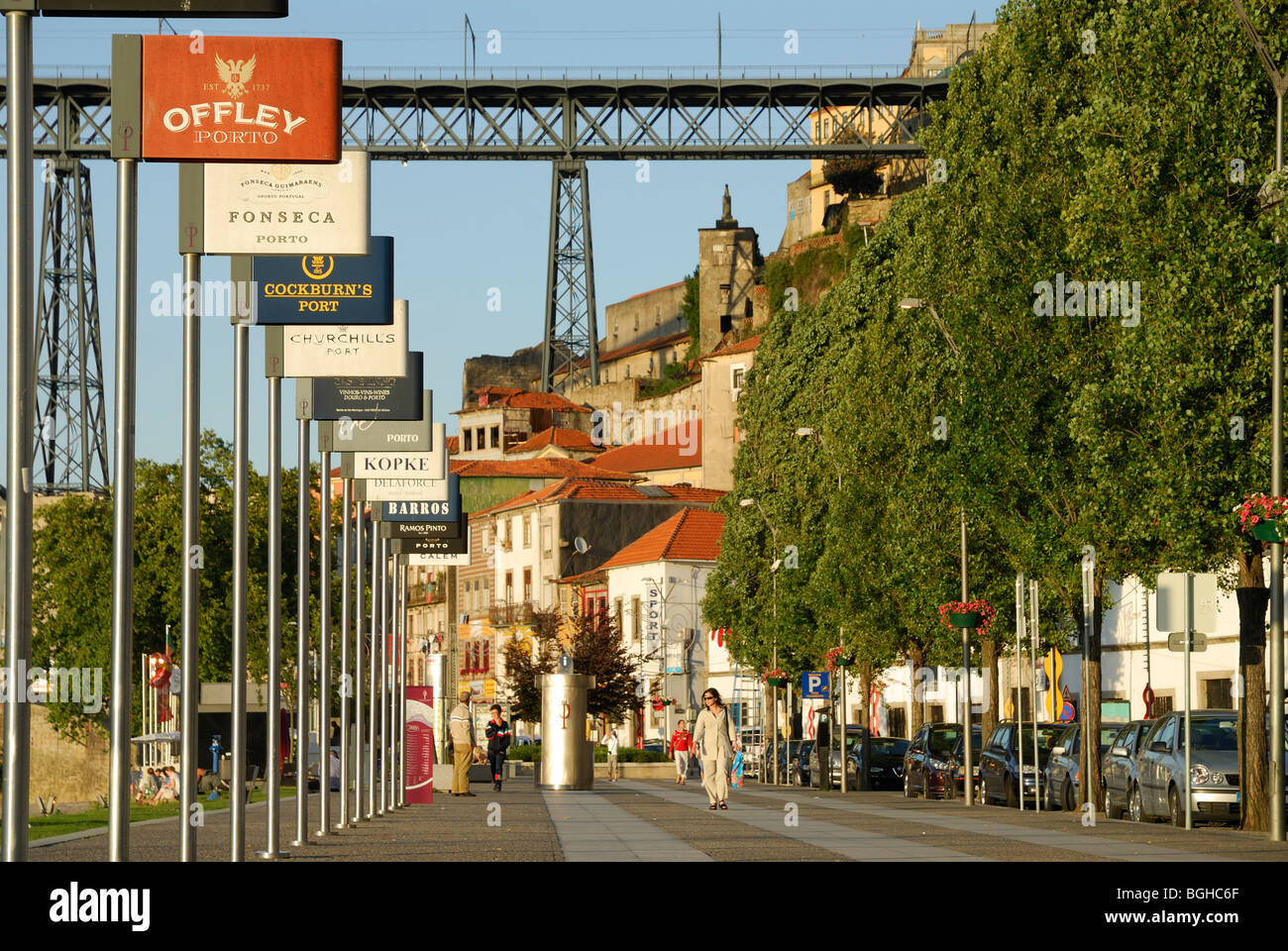 Porto. Portugal. Zeichen der berühmte Portwein Produzenten säumen die Promenade von Vila Nova De Gaia. Stockfoto