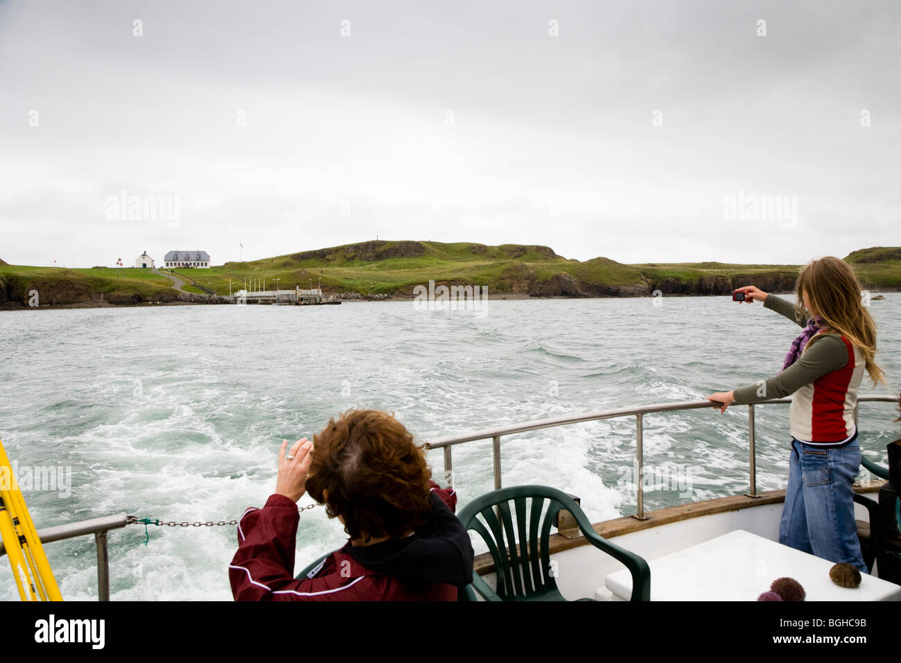 Touristen auf der Fähre zwischen Videy Island und Reykjavik, Island. Stockfoto