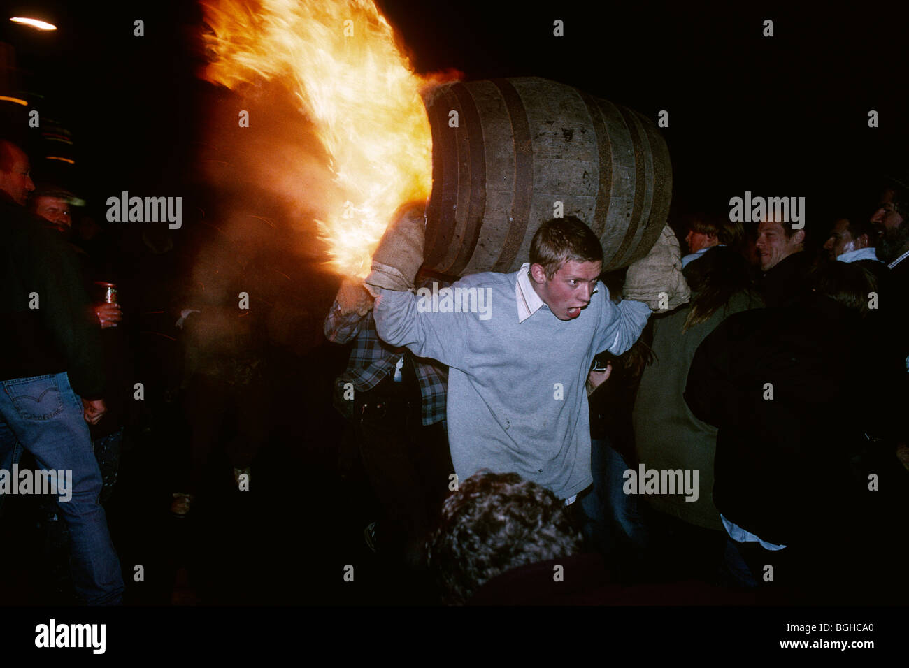 Ottery St Mary. Devon. England. Traditioneller Karneval von Flaming Tar Barrel jährlich am 5. November statt. Stockfoto