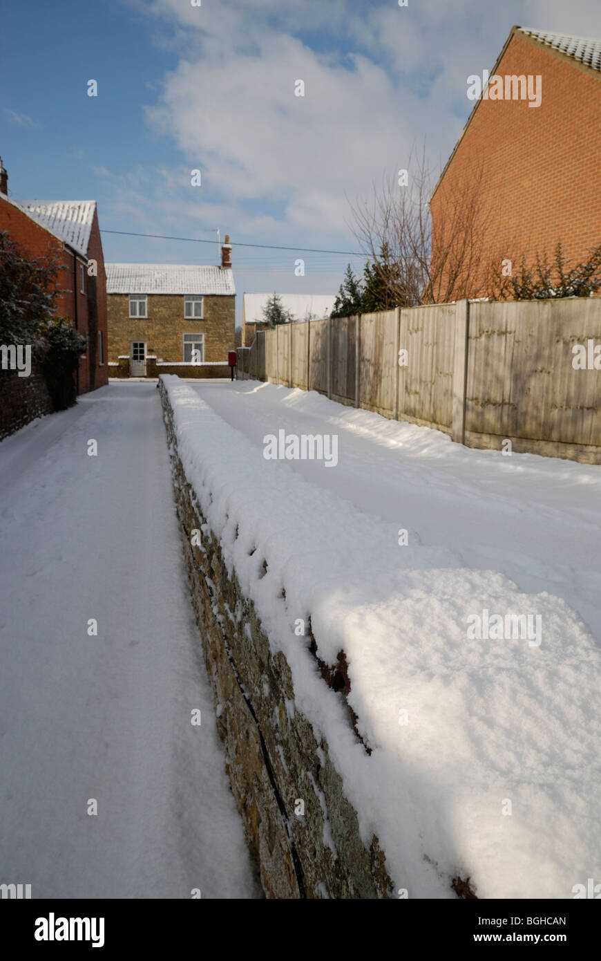 Zufahrten mit Schnee bedeckt. Sudbrook, Lincolnshire, England. Stockfoto