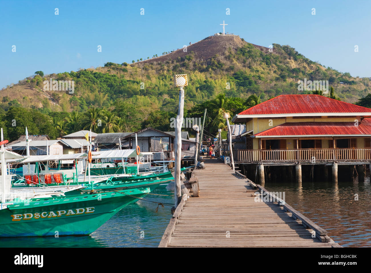 Hölzerne Pier, Banca Boote und Mount Tapyas; Coron Town; Busuanga Island; Philippinen Stockfoto