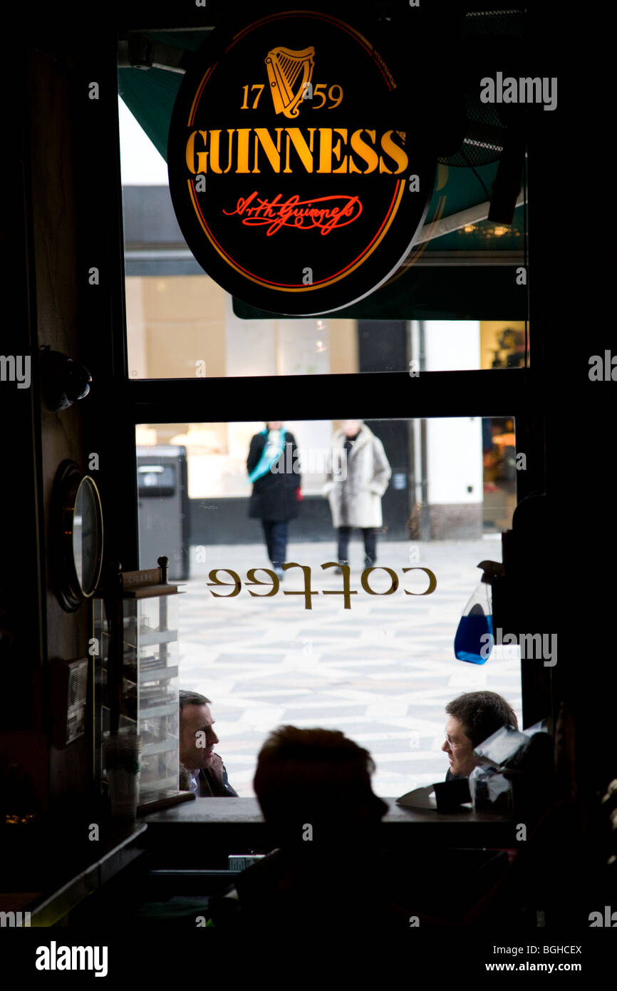 Guinness-Zeichen. Die Dubliners, Strøget, Kopenhagen, Dänemark. Stockfoto