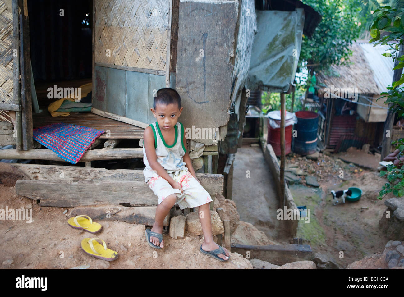 Filipino Junge sitzt vor Haus; Coron Town; Busuanga Island; Philippinen Stockfoto