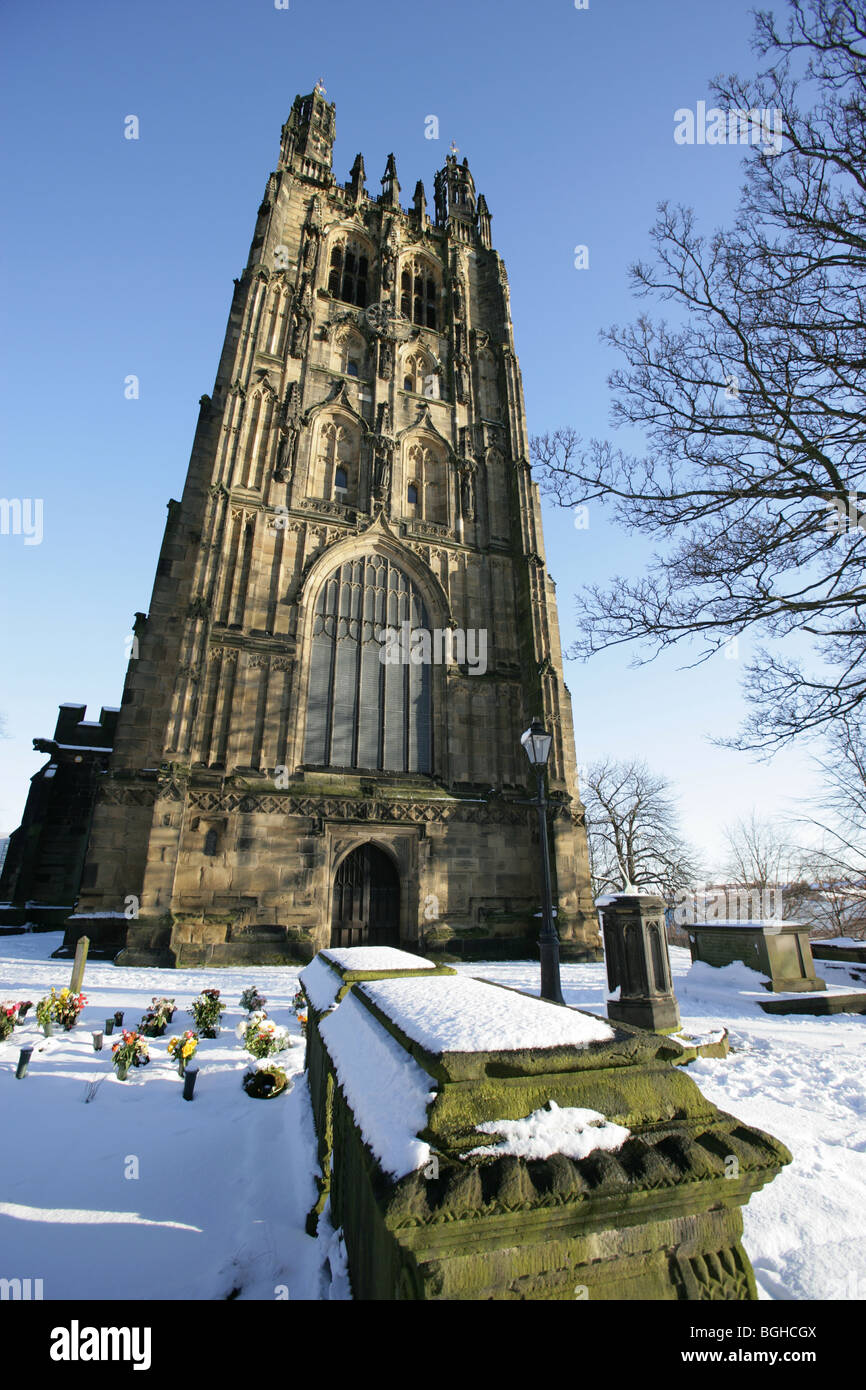 Stadt von Wrexham, Wales. Pfarrkirche aus dem 16. Jahrhundert St Giles an einem verschneiten Wintertag. Stockfoto